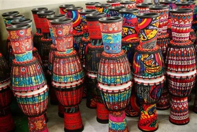 Saueskinnstamburin, PVC-tamburin, lett tamburin og mange andre afrikanske trommer